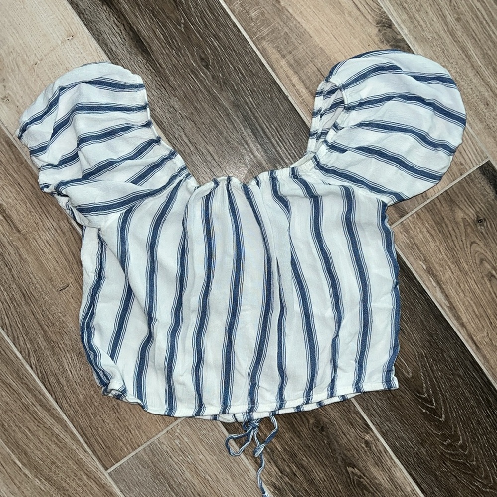 Super cute button stripe Hollister crop size medium - Picture 3 of 3